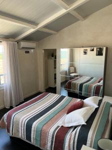 Cette chambre comprend 2 lits et un miroir. dans l'établissement El Patio De Catalina, à Gaucín