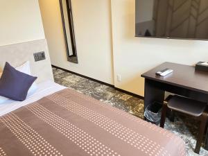 Postel nebo postele na pokoji v ubytování HOTEL LiVEMAX BUDGET Shinosaka + 18 fotografií