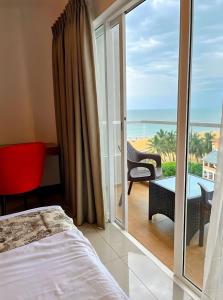 1 dormitorio con cama y vistas al océano en Negombo Ocean View Luxury Studio by Serendib Vacation, en Negombo