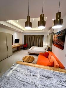 1 dormitorio con cama, sofá y escritorio en Negombo Ocean View Luxury Studio by Serendib Vacation, en Negombo