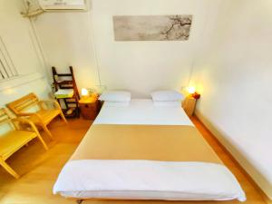 1 Schlafzimmer mit 2 Betten, einem Tisch und Stühlen in der Unterkunft Tulou Fuyulou Changdi Inn in Yongding