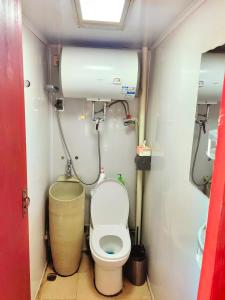 a small bathroom with a toilet in a train at Tulou Fuyulou Changdi Inn in Yongding
