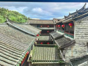 un’immagine di un edificio asiatico con tetti di Tulou Fuyulou Changdi Inn a Yongding