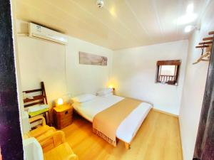 Ліжко або ліжка в номері Tulou Fuyulou Changdi Inn