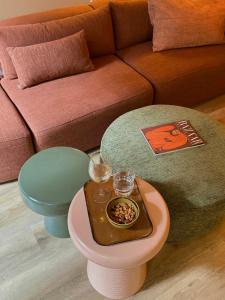 een woonkamer met een bank en een tafel met een dienblad met eten bij City Stay&Go Enschede in Enschede