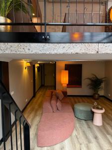 een woonkamer met een bank en een tapijt bij City Stay&Go Enschede in Enschede