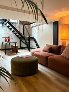 een woonkamer met een bank en een tafel bij City Stay&Go Enschede in Enschede