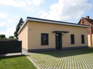 a small white house with a driveway at Ferienhaus am Rande der Lewitz in Lüblow
