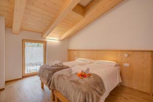 En eller flere senge i et værelse på Alpinbike and Ski Lodge Apartments - Happy Rentals