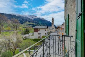 En balkon eller terrasse på Alpinbike and Ski Lodge Apartments - Happy Rentals