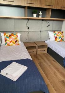 Posteľ alebo postele v izbe v ubytovaní CISZA Bungalows Village / Blisko Natury