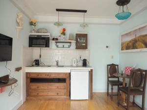 Kuchyň nebo kuchyňský kout v ubytování B&B Bureau Warmoesstraat