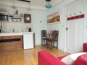 Kuchyň nebo kuchyňský kout v ubytování B&B Bureau Warmoesstraat
