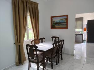 Η κουζίνα ή μικρή κουζίνα στο Adrea Homestay Terengganu