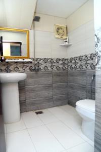 La salle de bains est pourvue d'un lavabo et de toilettes. dans l'établissement Hotel Grand Pearl, à Lahore