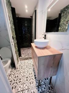 a bathroom with a sink and a toilet at Maison T3 2CH Climatisée Terrasse parking gratuit in Saint-Julien-les-Villas