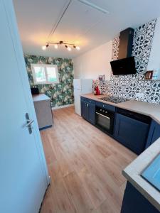 a kitchen with a stove and a counter top at Maison T3 2CH Climatisée Terrasse parking gratuit in Saint-Julien-les-Villas