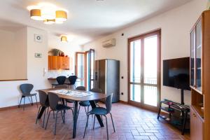une cuisine et une salle à manger avec une table et des chaises dans l'établissement Appartamento Barlumi, à Marciana Marina