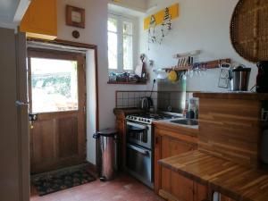 uma cozinha com um fogão e um lavatório em Maison de pêcheur Loguivy de la mer em Ploubazlanec