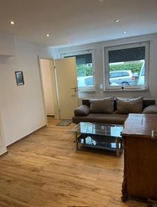 ein Wohnzimmer mit Sofa und Tisch in der Unterkunft Haus Sonnenschein in Wunstorf