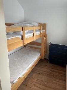 ein Zimmer mit drei Etagenbetten in einem Zimmer in der Unterkunft Haus Sonnenschein in Wunstorf