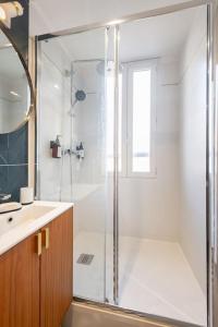 une salle de bain avec douche et lavabo dans l'établissement Le Cocon de Grignan, à Marseille