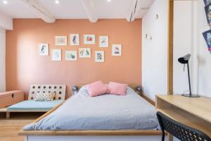 une chambre avec un lit et un bureau dans l'établissement Le Cocon de Grignan, à Marseille