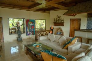 sala de estar con sofá y mesa en Villa Sha San Gar, en Banjar