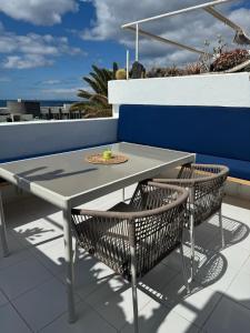 un patio con mesa y 2 sillas en CP Colony Club en Puerto del Carmen, en Puerto del Carmen