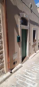 a green door on the side of a building at Casetta Santa Venera in Modica