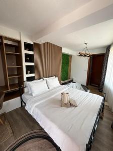 - une chambre dotée d'un grand lit blanc avec un sac dans l'établissement ON TOP Central Villa, à Kruševo