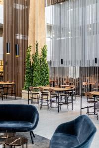 un restaurante con mesas y sillas en un edificio en Scandic Opus Horsens, en Horsens