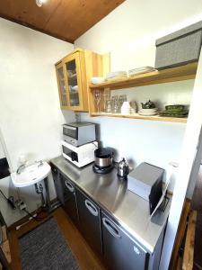 Kuchyň nebo kuchyňský kout v ubytování Roost Hostel Nikko