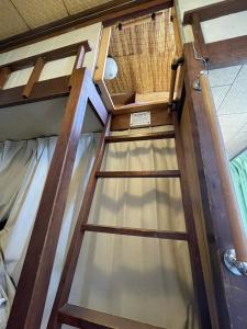 Palanda nebo palandy na pokoji v ubytování Roost Hostel Nikko