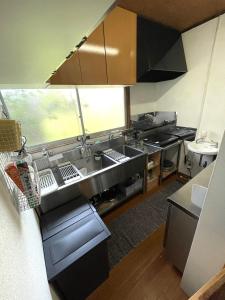 Kuchyň nebo kuchyňský kout v ubytování Roost Hostel Nikko