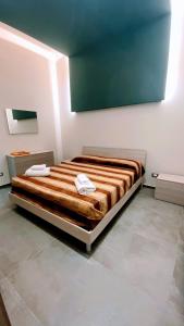 Letto o letti in una camera di Rosso Marsala