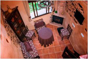 vistas panorámicas a una sala de estar con mesa y sillas en Casa Rural El Corralino, en Caminomorisco