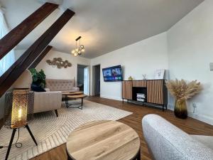 什未林Helle großzügige Dachgeschoss Wohnung I Parkplatz I Schloss Blick #Cosiness Company的带沙发和桌子的客厅