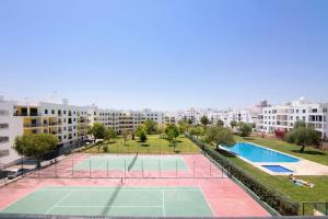 un appartamento con campo da tennis in città di Ap np ad Armação de Pêra