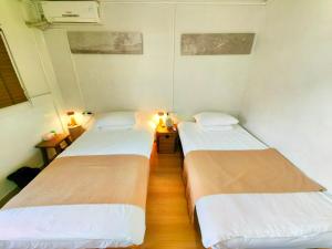 Ліжко або ліжка в номері Tulou Fuyulou Changdi Inn