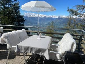 Vista generica sulle montagne o vista sulle montagne dall'interno della locanda