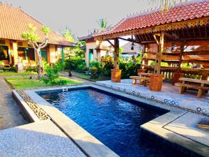 Der Swimmingpool an oder in der Nähe von Umasari Rice Terrace Villa by AGATA