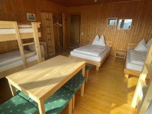 Letto o letti in una camera di Berggasthaus Matu