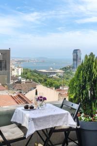 Cheya Deluxe Residence Nisantasi Istanbul City Center في إسطنبول: طاولة على شرفة مطلة على المحيط