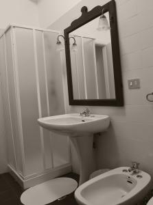 A bathroom at Comeacasatua