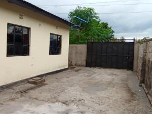 uma casa com uma cerca preta e uma entrada em Airb&b Homestay em Boma la Ngombe