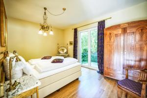 a bedroom with a large bed and a window at Penta Apartments in Gamlitz