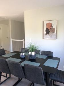 Et opholdsområde på BREIM-New Apartment in Ballstad #57 + 16 billeder