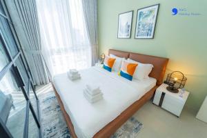 Postel nebo postele na pokoji v ubytování AWS Homes - Stylish 2BR Apt at Dubai Hills