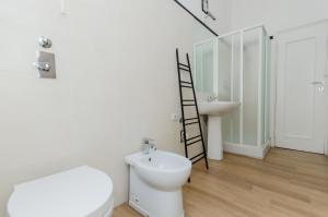 een badkamer met toilet en wastafel bij Blue Room in Milaan